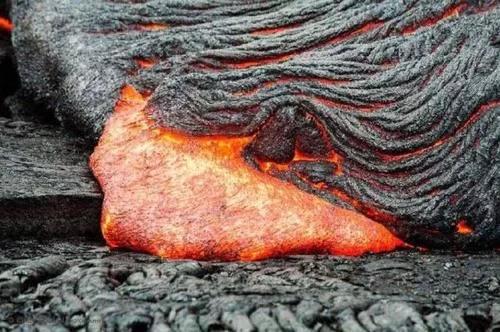 不小心掉进岩浆怎么办？仅有一种方法自救，这名士兵就曾死里逃生