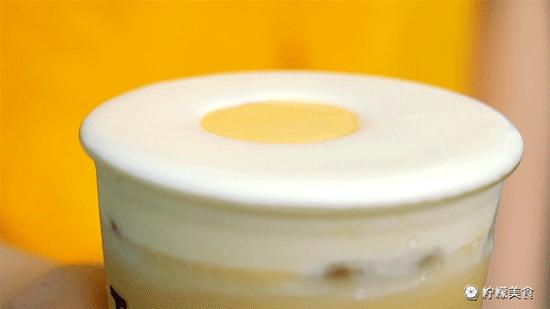 姐妹一夜暴富喝奶茶,富婆喝奶茶