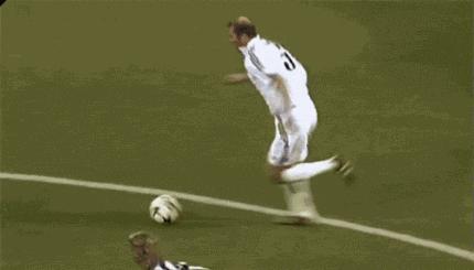 拿球怎么转身,踢球转身慢怎么训练