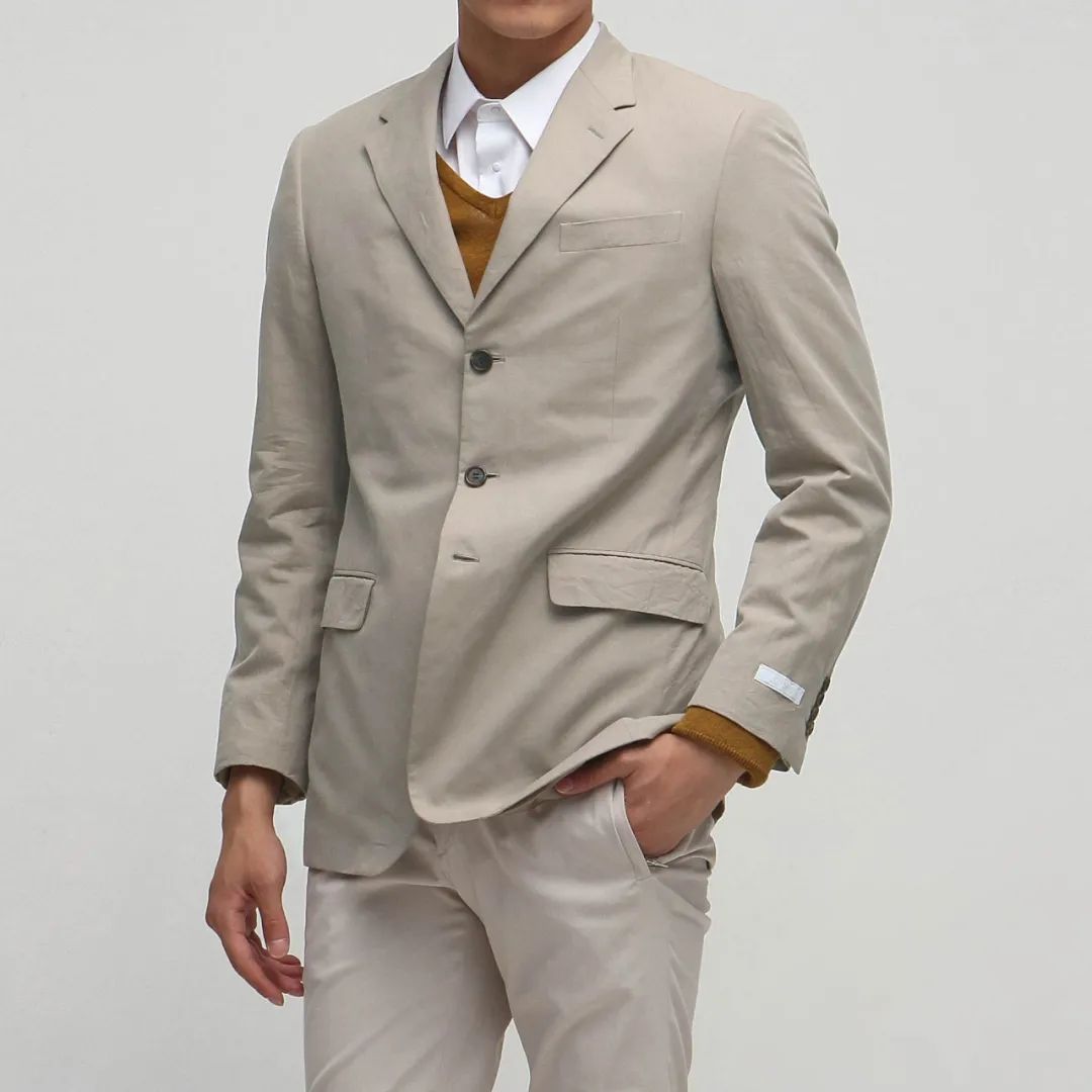 两粒扣西服扣子一般扣哪一粒,西服纽扣在不同场合的扣法