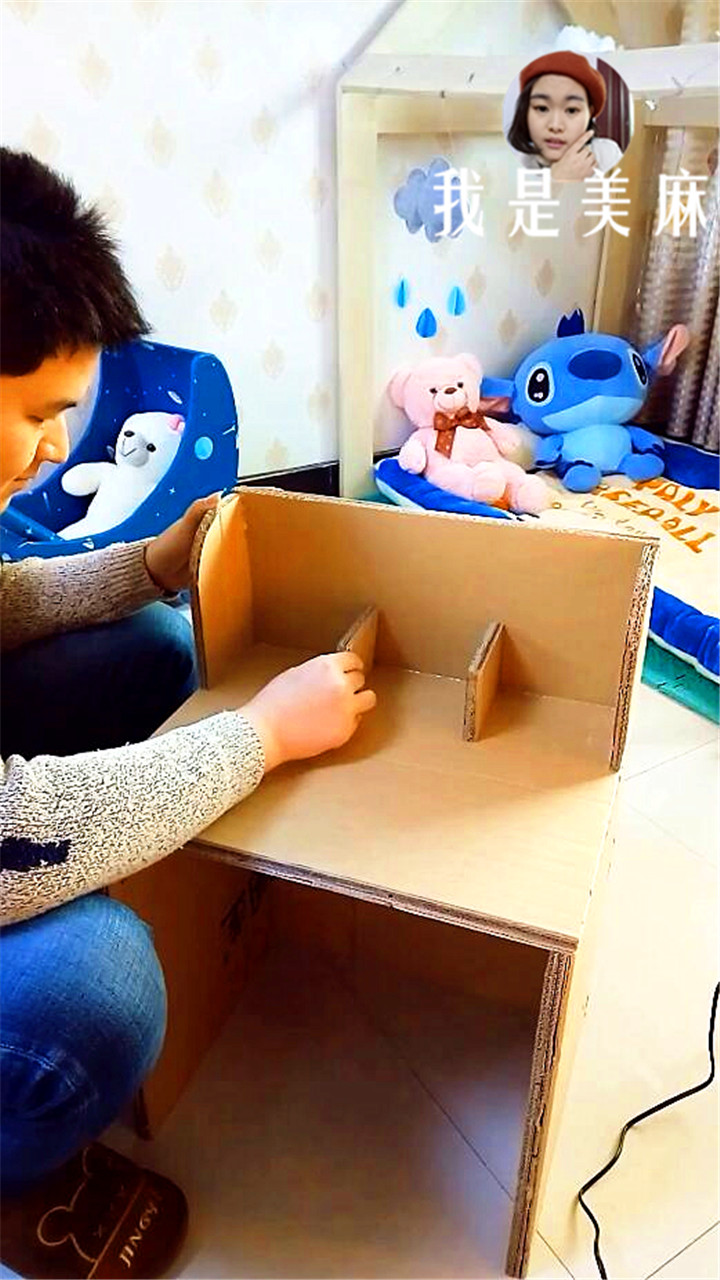 儿子用废纸箱做的手工,爸爸给孩子制作书桌