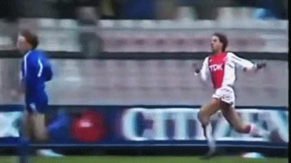 足球史上最全能支点中锋!他可以在中锋、前腰和边锋之间无缝衔接!