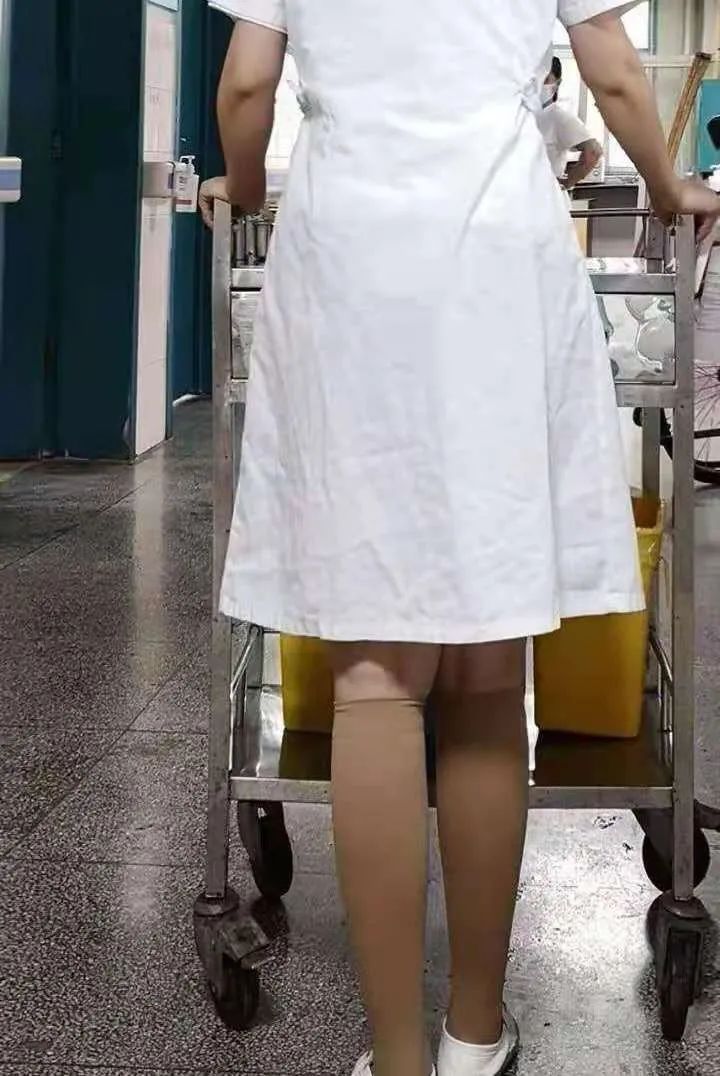 医用长款弹力袜如何穿才正确,久站防腿粗弹力袜
