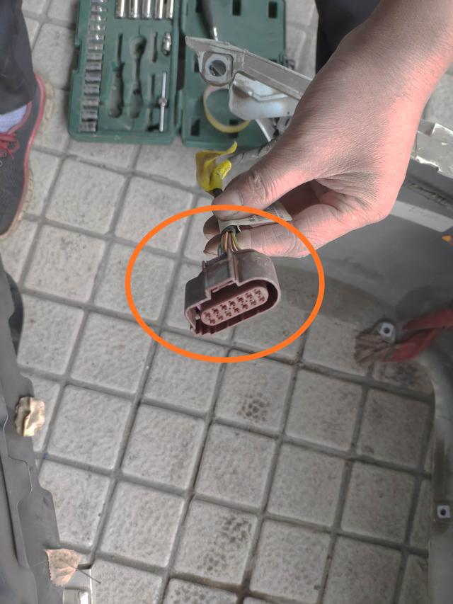 保时捷博克斯特拆前保险杠,保时捷博克斯特前保险杠怎么拆