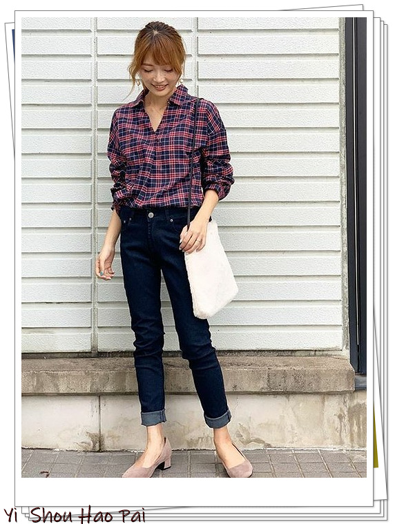 红色小格子衬衫女长袖时尚穿搭,红色格子衬衫配什么颜色裤子好看