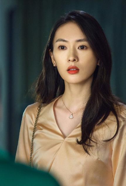 顾佳穿搭裙装合集,顾佳穿搭黑短裙白衬衫