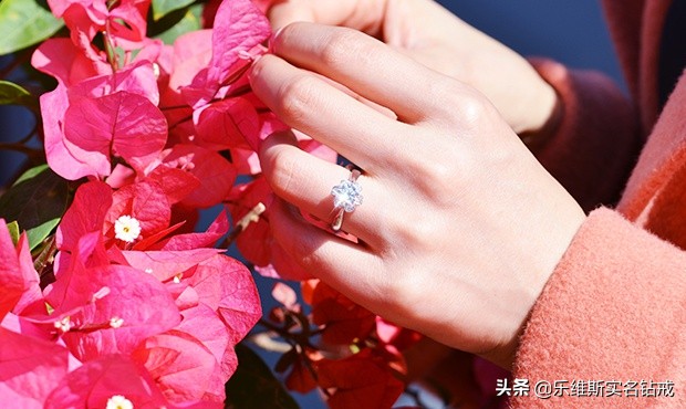 情侣戒指戴哪个手指男女一样吗,情侣戒指怎么戴才是正确的