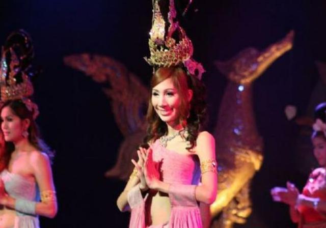 泰国人妖私底下的生活是怎样的？网友看到最后纷纷感慨：生活不易