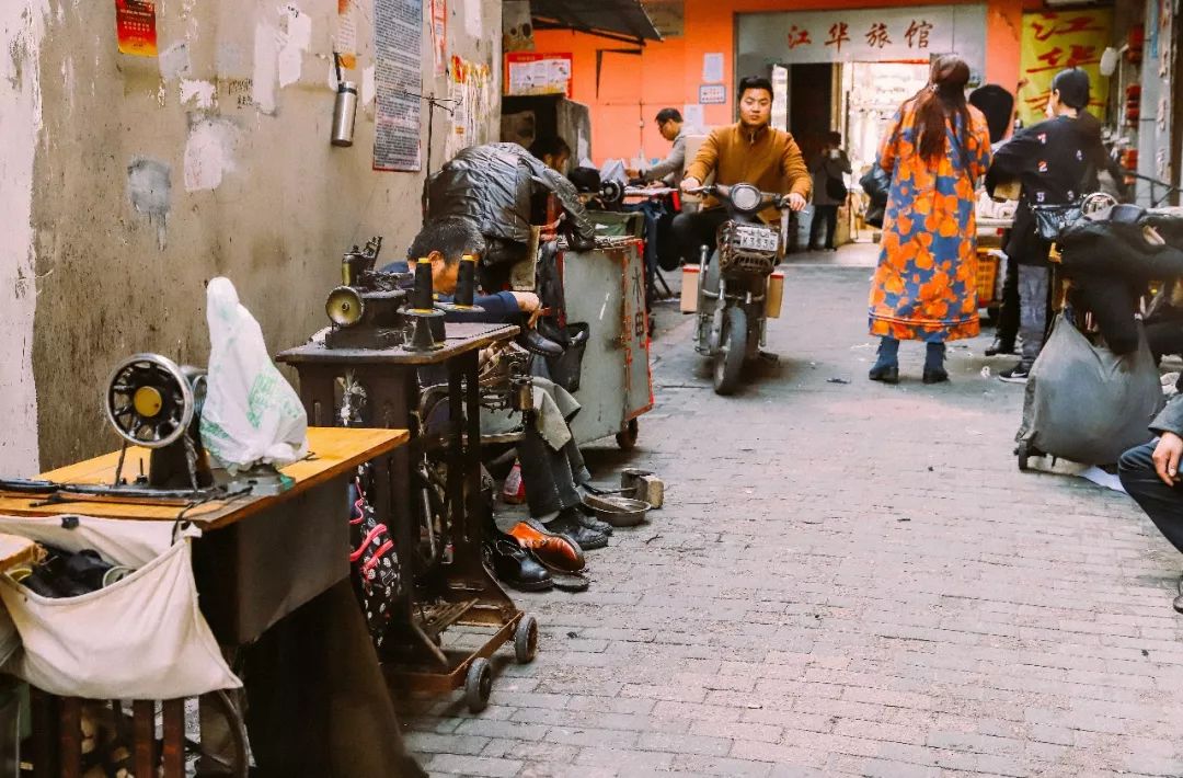 穿梭60年,武汉公交无轨电车1路