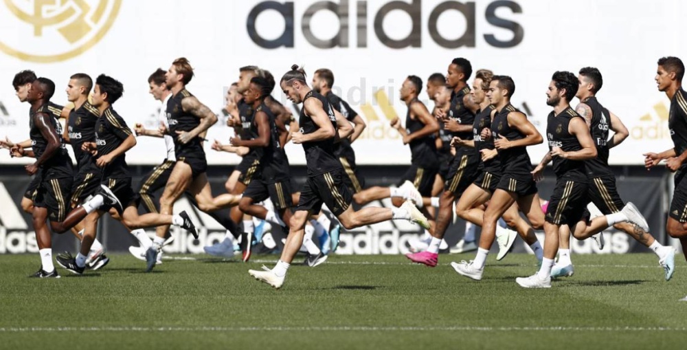 奥迪杯落幕，拜仁皇马哪家更愁？连克强敌热刺要抢英超冠军