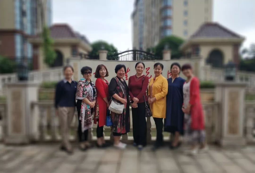 中国大妈旅游标配动作合集,中国大妈旅游拍摄姿势