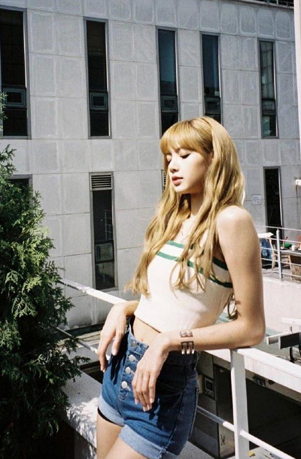 lisa穿搭牛仔外套搭长裙,lisa同款牛仔裤怎么搭配