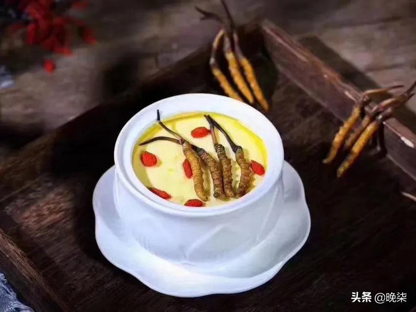 揭秘青藏高原挖虫草,探秘藏民挖虫草