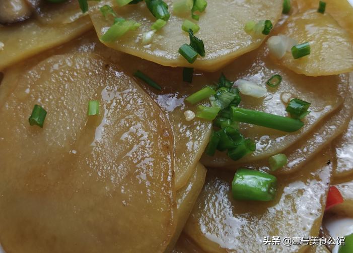 家常菜大厨教你做香菇土豆片,鲜香菇炒土豆片的家常做法