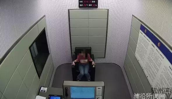 心态炸了!被奔驰宝马夹住3小时后,姑娘愤而在俩车上划了十几个字母