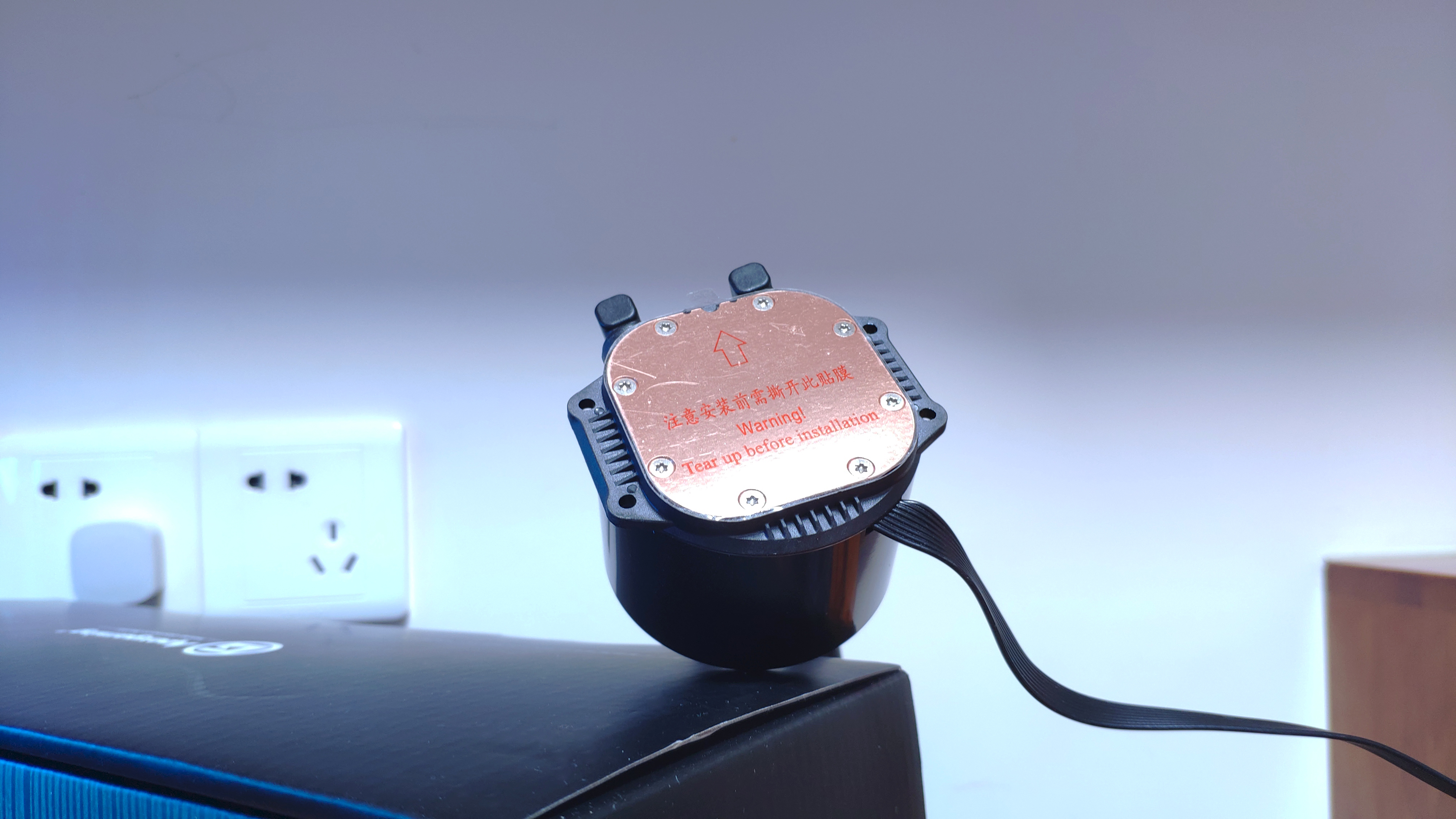 温度把握得住,PWM冷头带温显,艾湃电竞TITAN240PRO水冷装机