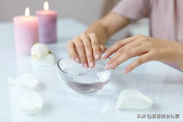 手被辣椒辣了用什么方法解,手指被辣椒辣了可以用冷水冲吗