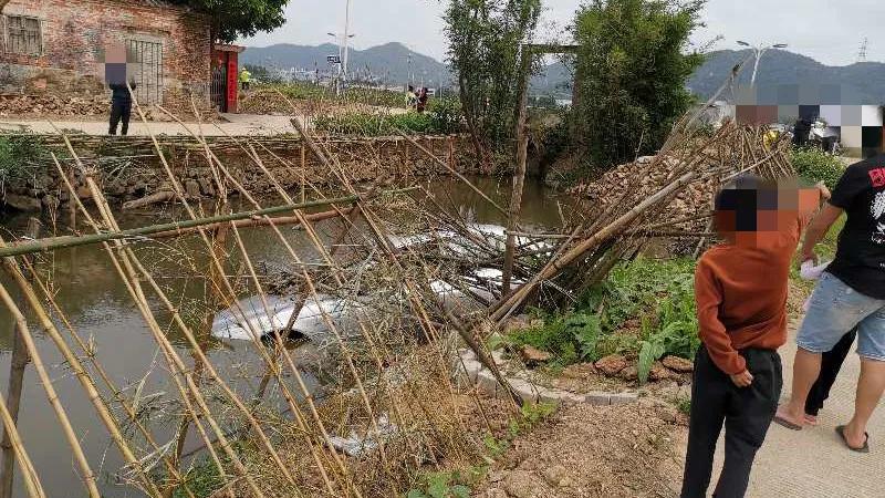 斗门8年驾龄老司机开宝马冲下鱼塘！河水即将淹没车顶，关键时刻死里逃生！