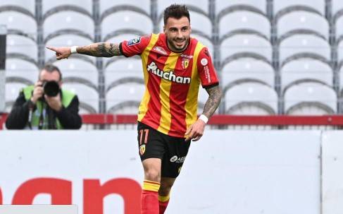 队报等媒体:国米和切尔西有意法甲赛季最佳右后卫克洛斯