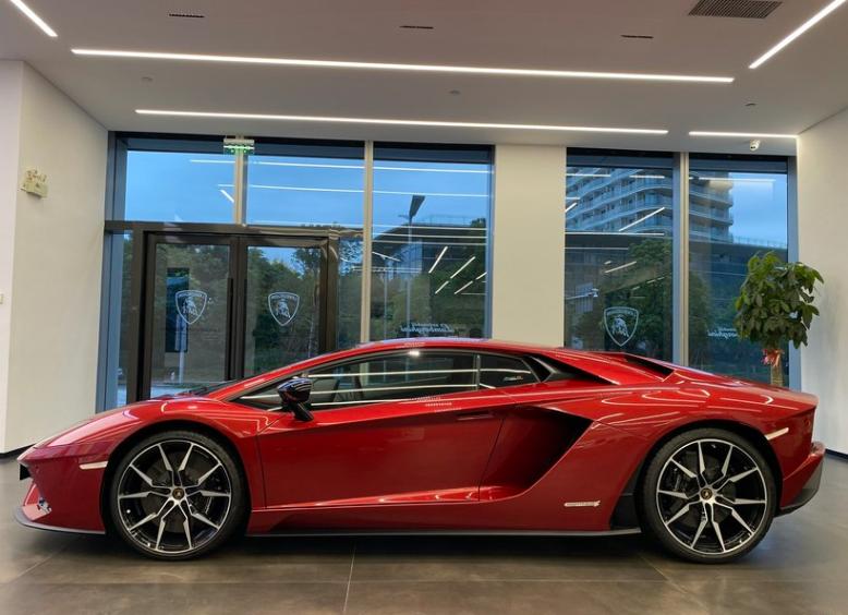 *博兰**基尼LP740-4跑车，车友：这款红色太抢眼了