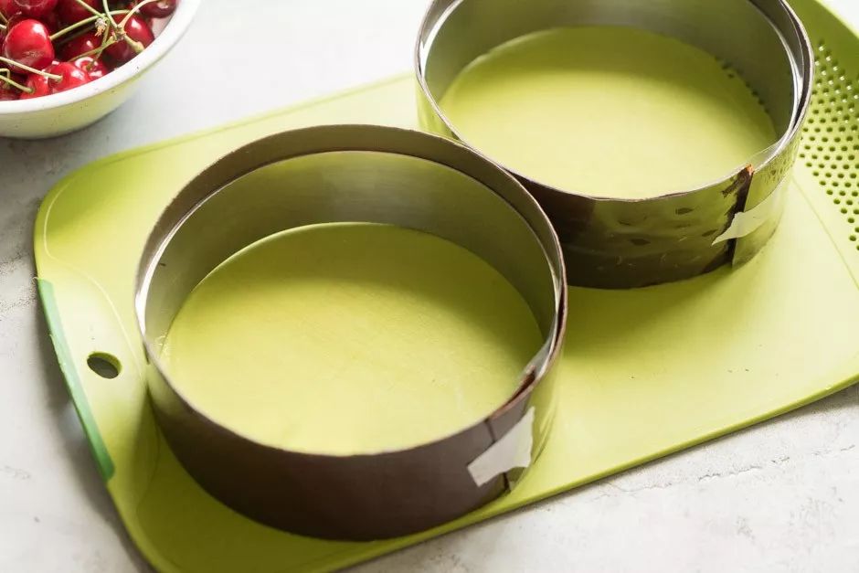 黑森林樱桃酒巧克力蛋糕,疯狂的草莓蛋糕图片