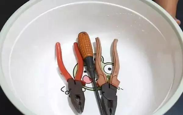 生锈的工具用醋泡有用吗,时间久了工具生锈怎么办