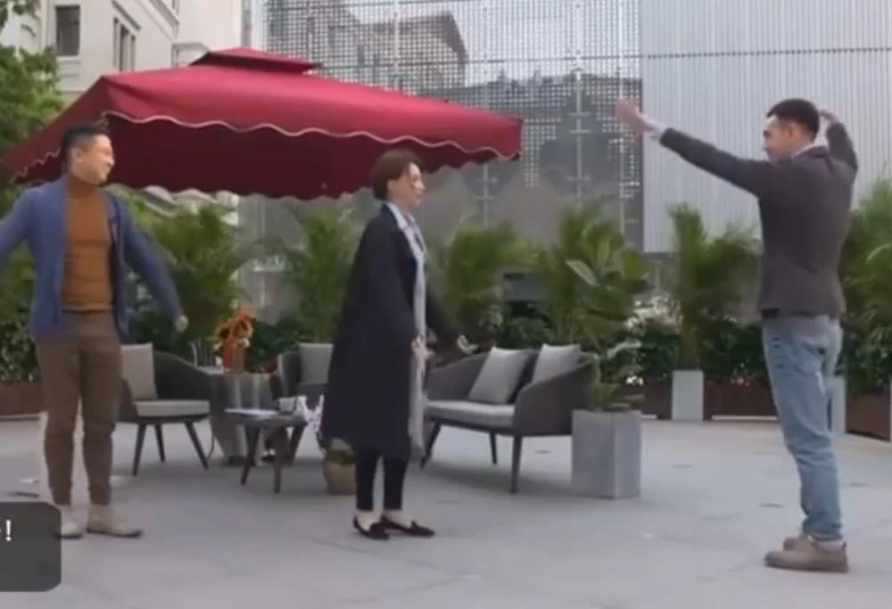 董卿复古短裙现身,董卿跟记者打招呼