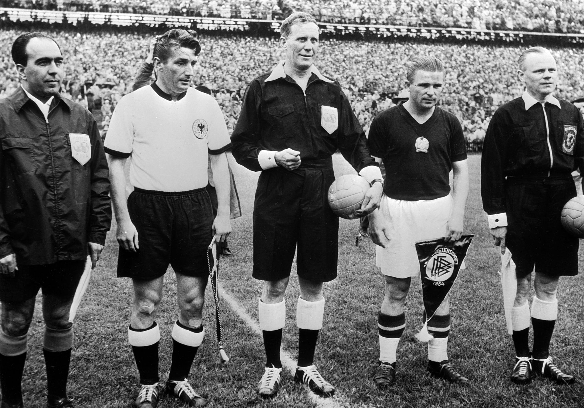 阿迪达斯adidas红尾,adidas阿迪达斯三叶草男女运动鞋