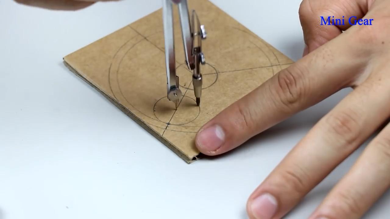 怎么用瓶盖做炫酷的陀螺,风火轮陀螺怎么做