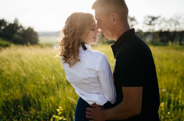 “儿媳一支口红800，嘴是金子做的吗”“我工资一万八，我乐意”