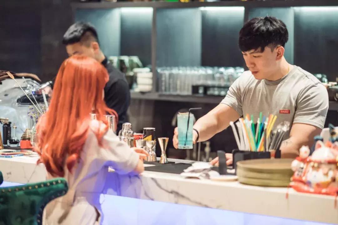 外滩惊现天价「奶盖雪蟹」，比宝马还贵