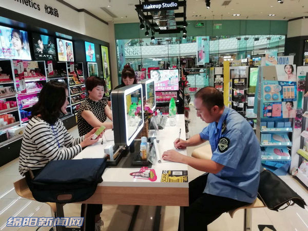 @绵阳美女，化妆品不能治病，不能治皮肤病，不能当药用！