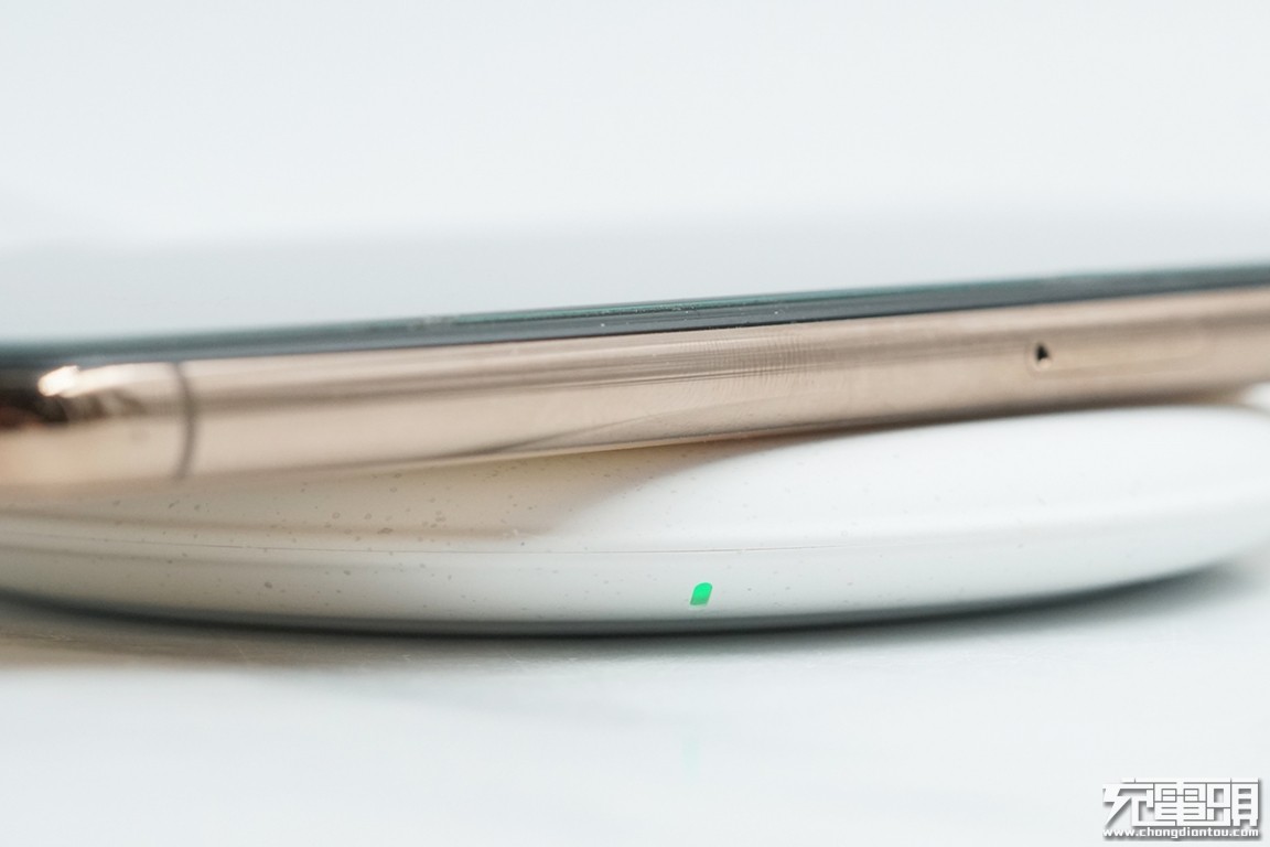 绿联无线充电宝拆解,绿联30瓦充电器拆解