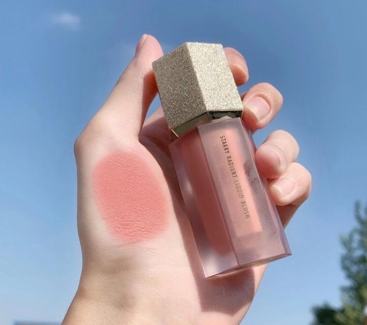 自然透粉的腮红,清冷感的裸色腮红