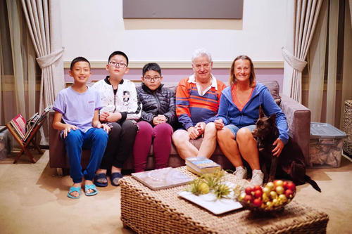 不给买糖孩子生气,因为不买玩具孩子崩溃的哭了