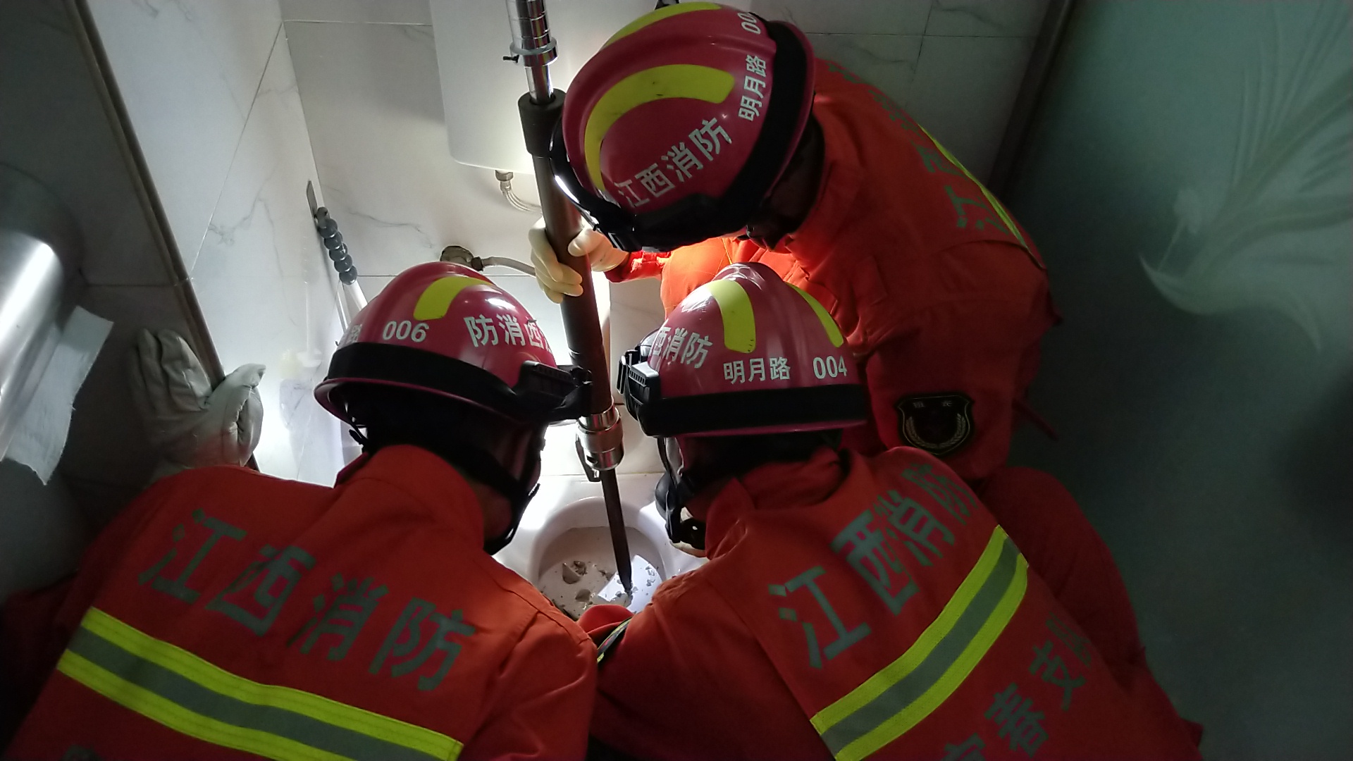 七旬老人手卡便池救人,老人手臂被卡便池消防助其脱困