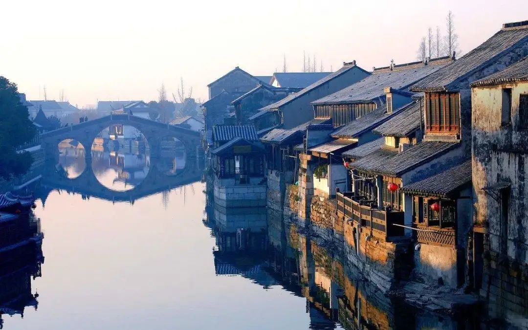 我喜欢去古镇，喜欢它那安详而宁静的气息