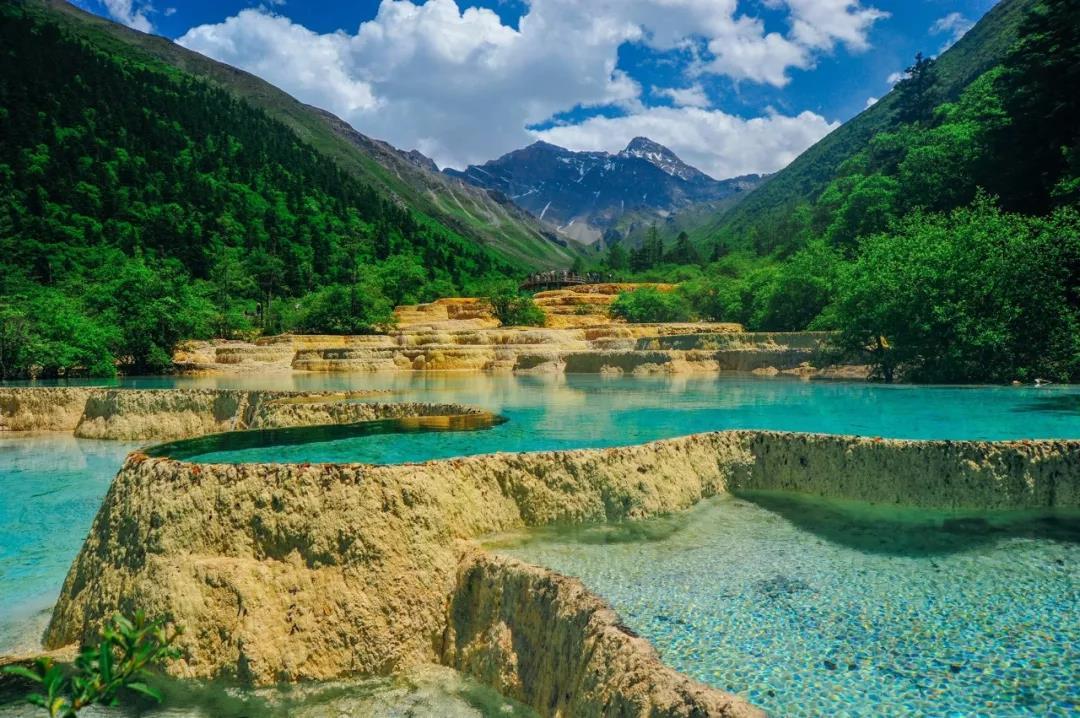 四川黄龙景区的五彩池，为什么会形成壮丽的钙华景观？