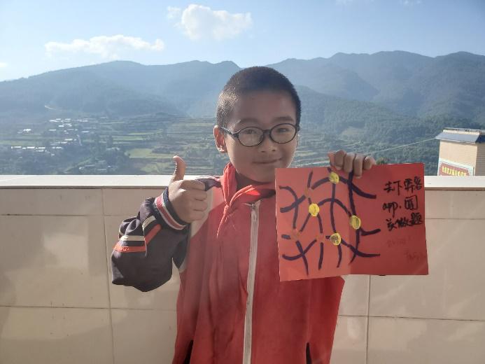 通宵为云南孩童手绘贺卡唐可云老师让黑白围棋炫彩起来