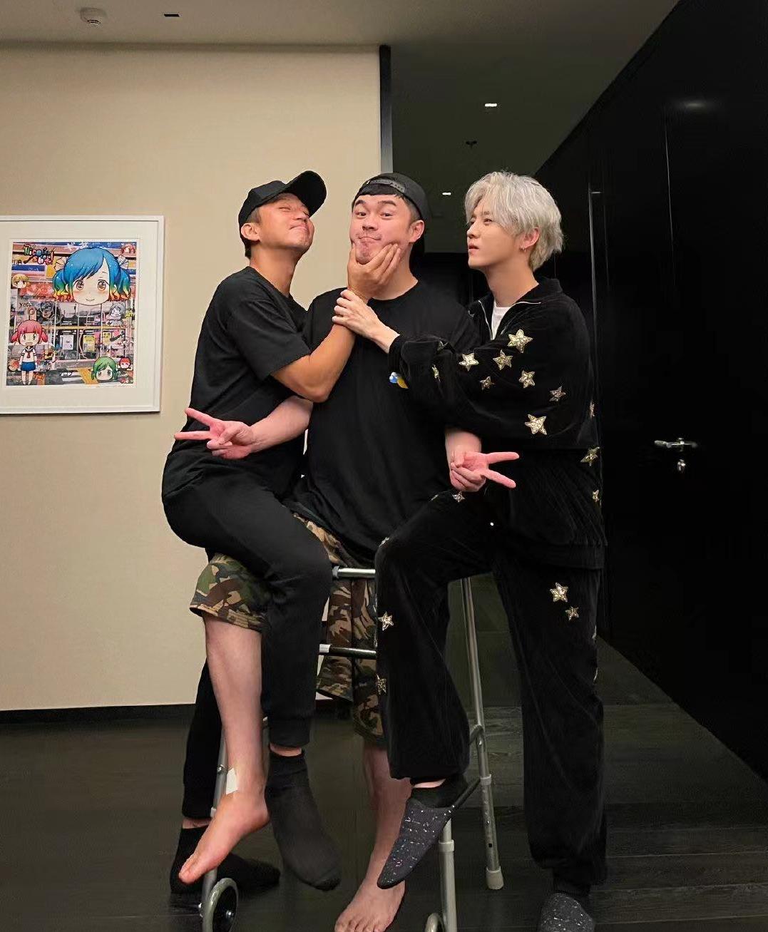 陈赫手术后出院依然逗笑众人,陈赫张子萱产后出院