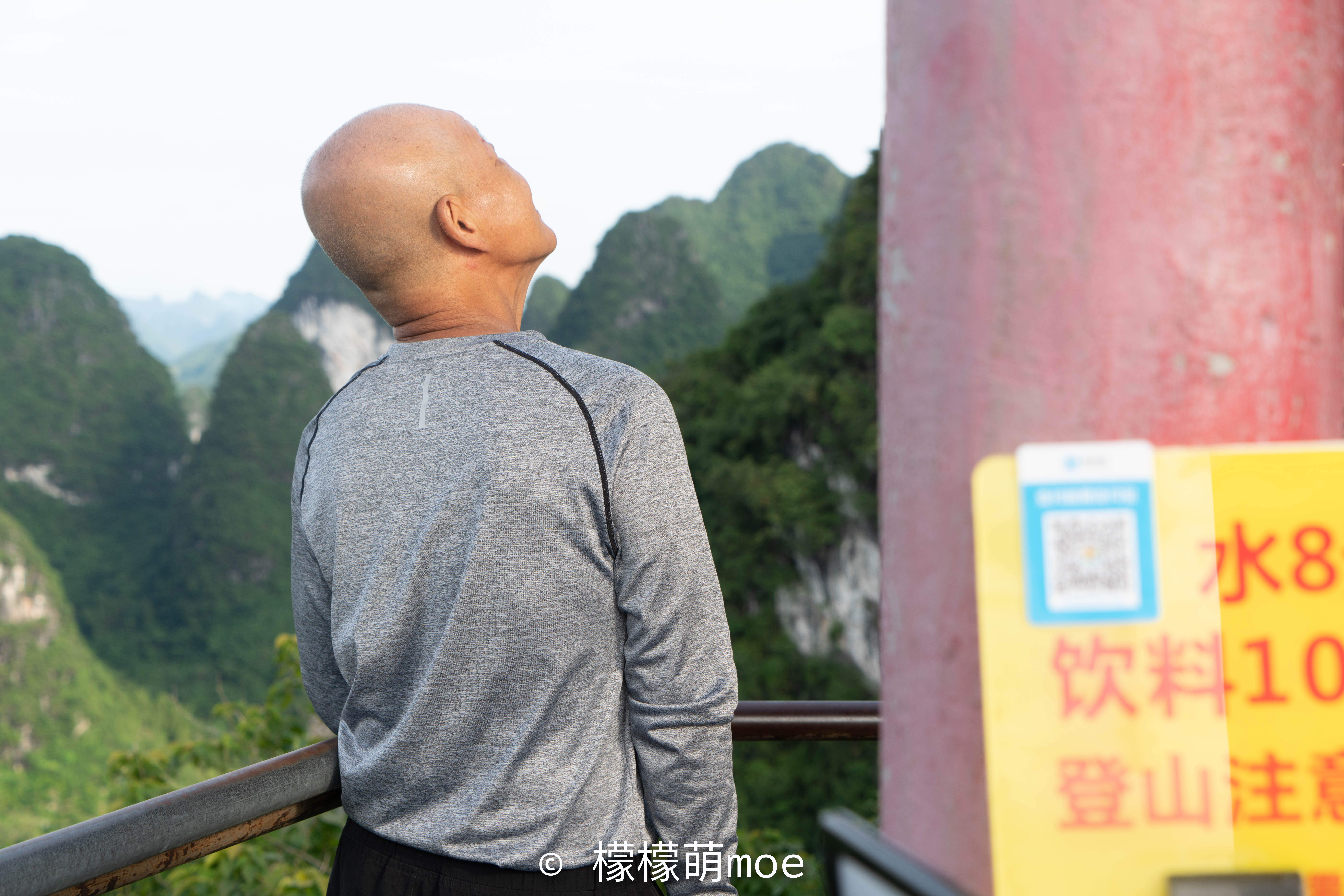 它不是桂林最好看的山，日本人却无偿修路，韩国人每日登山卖水