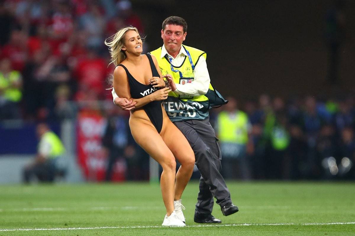 女球迷冲进欧冠决赛场内视频,疯狂的女球迷