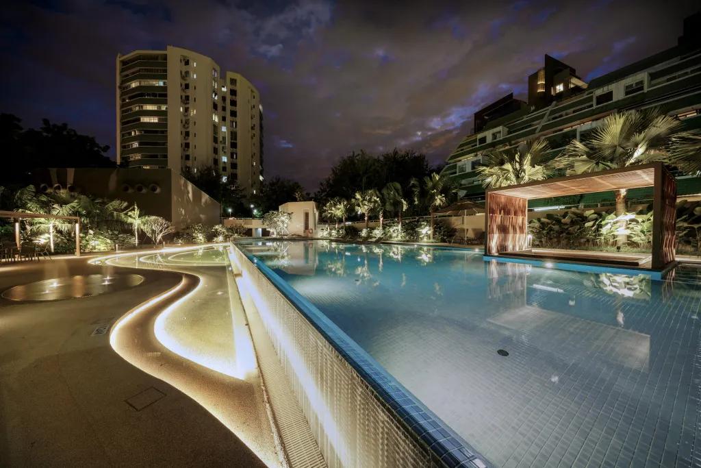 夏日清凉好去处泳池,夏日玩水胜地无边际泳池