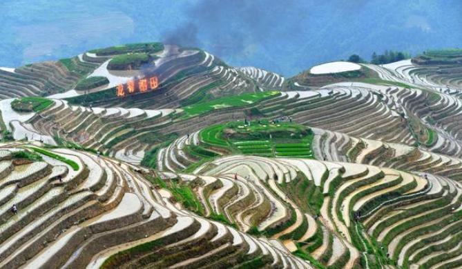 高高的梯田,水是怎么上去的?江西老农说的一句土话道出奥妙