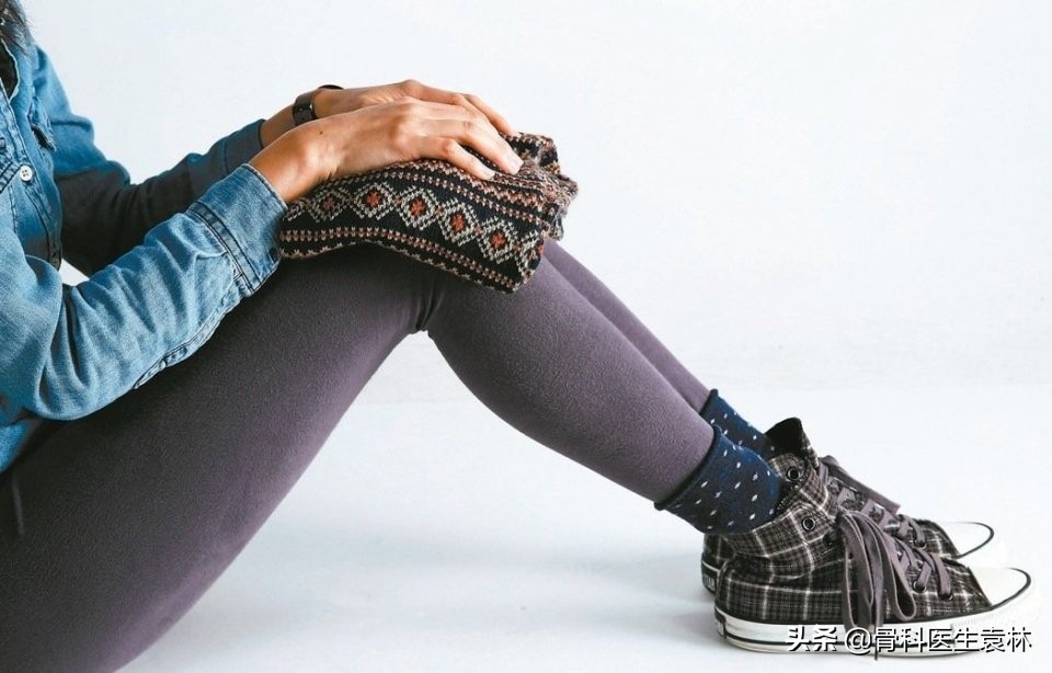 膝关节一动咯咯咯响怎么回事,膝盖咔咔响就预示膝关节有问题吗