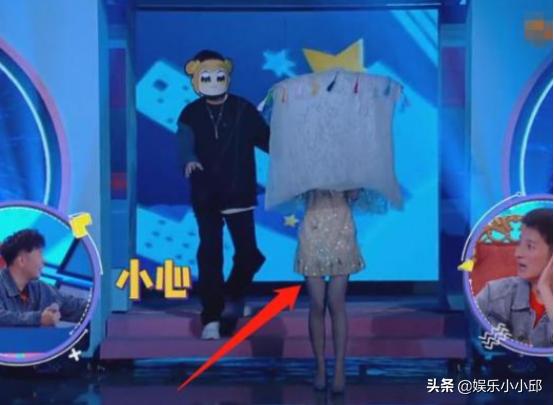 霍思燕因裙子太短夹紧双腿，杨幂“怒怼”，鞠婧祎太聪明了