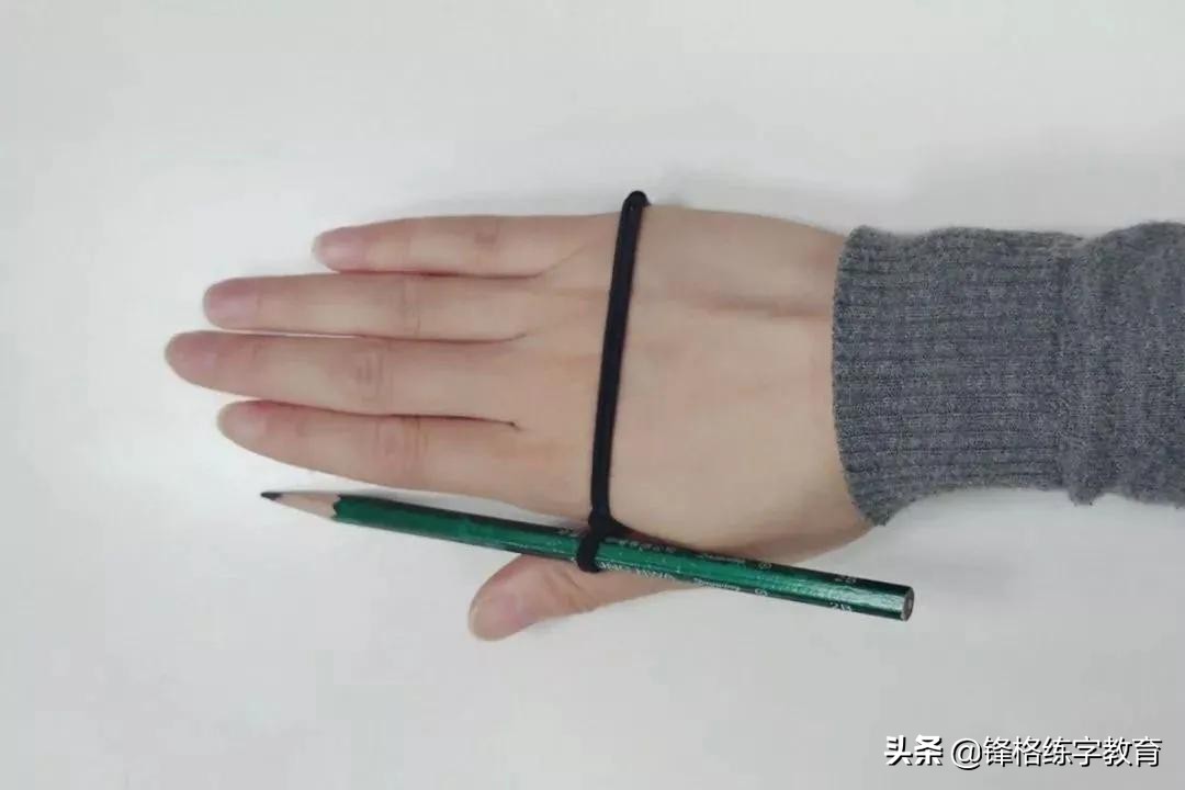怎么教孩子纠正握笔姿势,如何纠正孩子错误的握笔姿势
