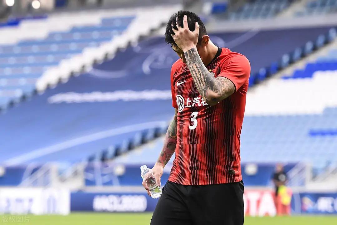 上海上港后卫傅欢放弃追球动图,各大解说看待傅欢放弃防守