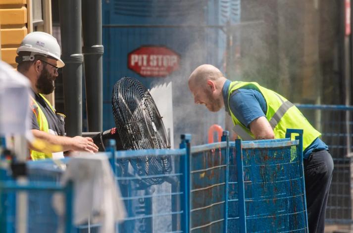 水深火热！加拿大一面是50度的高温，一面是不断出现的大量无名坟墓