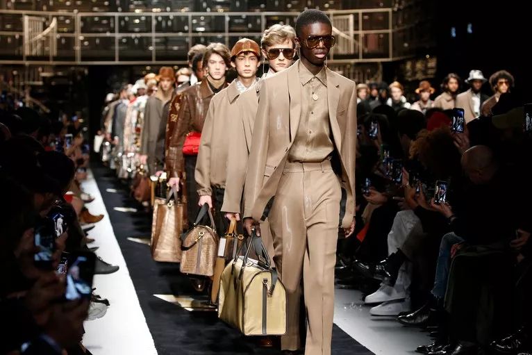 现在的00后都把FENDI当潮牌，连女朋友都要买腋下包